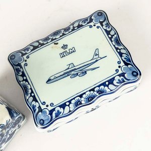 2 Piezas de Porcelana Delft: Alhajero KLM y Pote Decorado - imagen 2