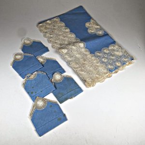 Lote anterior: Mantel de Hilo Bordado con 6 Servilletas de Encaje