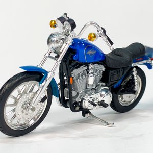 Maquetas Maisto Harley Davidson: Sportster 1200 Azul, Night Train Negra y Street Rod Negra (2006) - imagen 3