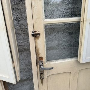 Dos Puertas de Madera con Postigones, Marcos y Llaves - imagen 5