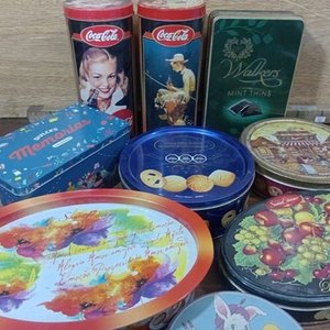 Lote de Latas de Galletitas Coleccionables: Coca Cola, Walkers y Más - imagen 9
