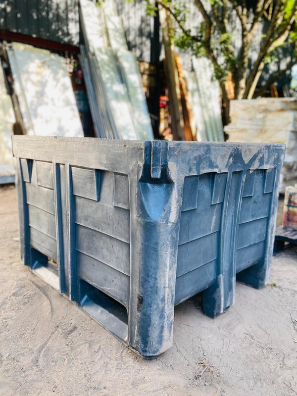 Cajón de plástico negro con diseño colorido - imagen 1