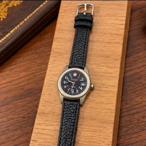Reloj Wenger S.A.K. Design Swiss Made Esfera Negra con Calendario - imagen 3