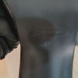 Lote de Calzado Nuevo: Botitas Marrones y Zapatos Negros - imagen 6