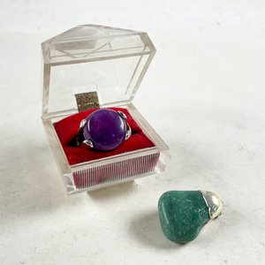 Lote siguiente: Anillo con Piedra Morada y Colgante Verde