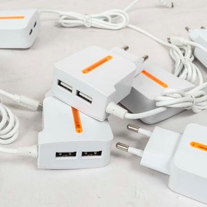 Lote de 10 Fichas Cargadores USB Blancos con Detalle Naranja - imagen 2