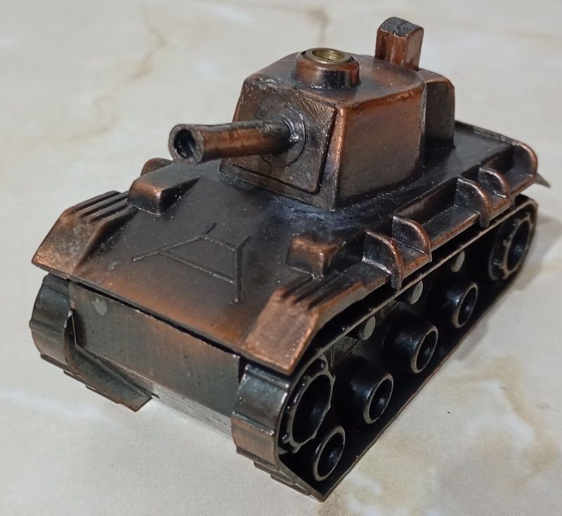 Encendedor de metal cobreado con forma de Tanque de Guerra - imagen 3