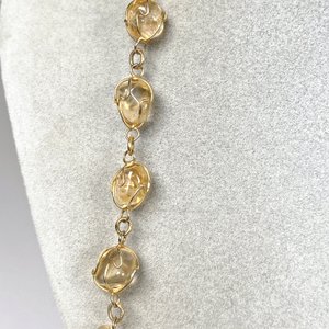 Collar Largo de Piedras Naturales Color Dorado - imagen 3
