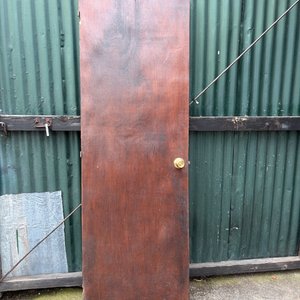 Lote siguiente: Puerta Interior De Madera Oscura Con Picaporte Dorado