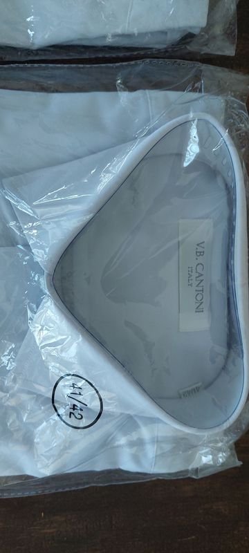 Camisa blanca de algodón con logo negro - imagen 2