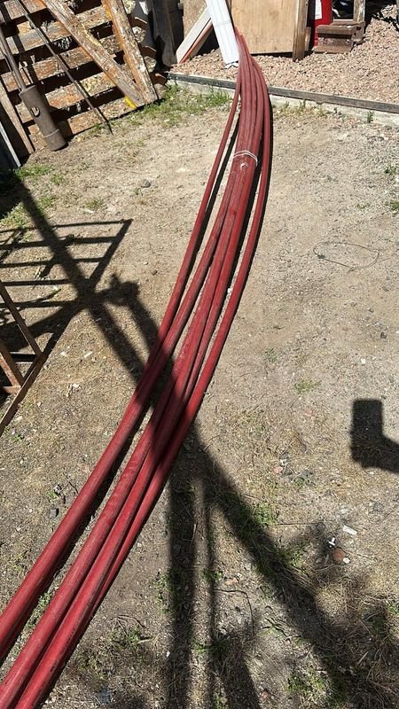 Lote siguiente: Tuberías de plástico rojo para construcción