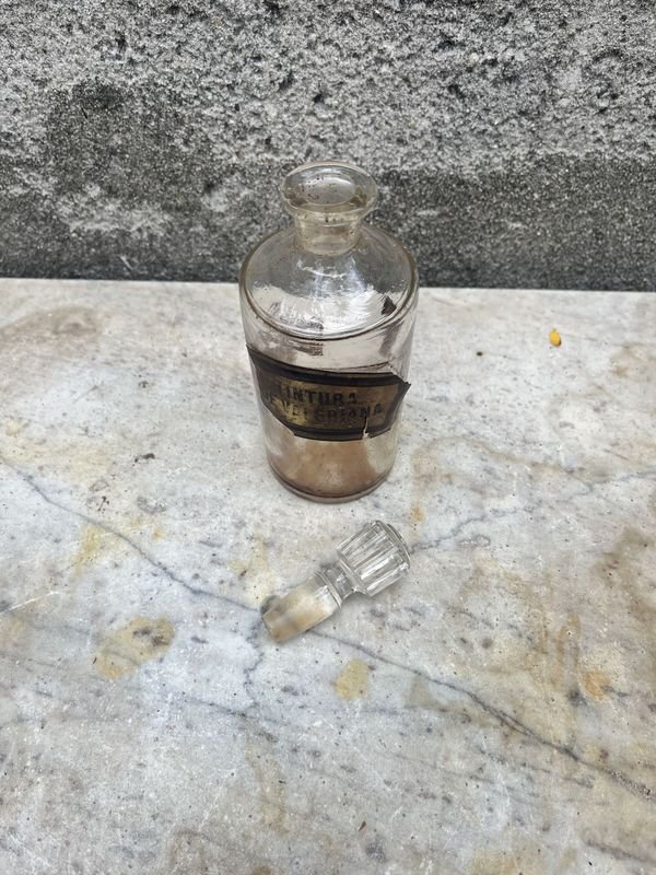 Frasco de farmacia con etiqueta 'tinta valeriana' - imagen 4