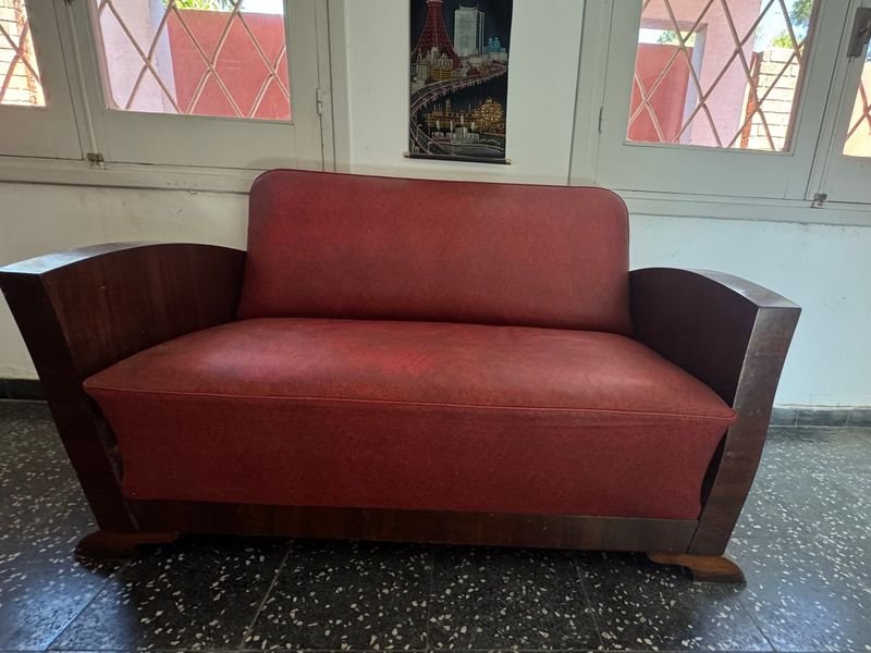 Lote siguiente: Sillón art decó tapizado en cuerina