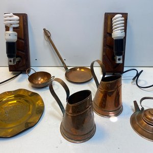 Lote de 8 piezas: Apliques de madera, jarras de cobre, tetera, sartén, cuenco y bandeja decorada - imagen 2