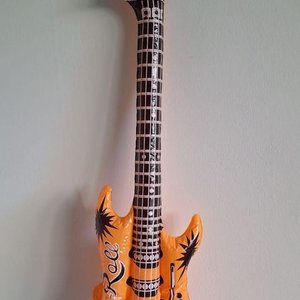 Lote de Cotillón: Máscaras de Terror, Guitarra Inflable, Trompos de Madera y Más - imagen 7