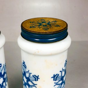 Dos Frascos Vintage Vidrio Blanco con Tapa Metálica y Diseño de Copos de Nieve - imagen 4