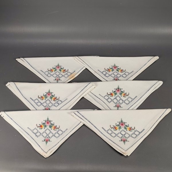 Seis Servilletas Blancas con Diseño Bordado Floral y Marco Azul - imagen 1