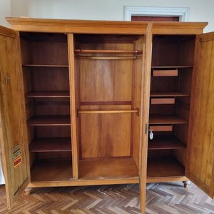 Antiguo Roper de Tres Cuerpos en Madera Noble con Espejo Ovalado - imagen 2