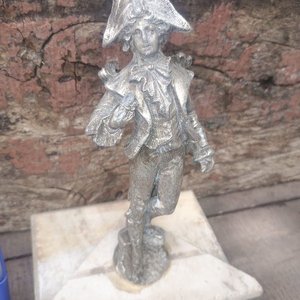 Figura Histórica Napoleónica en Metal Plateado y Base de Mármol - imagen 3