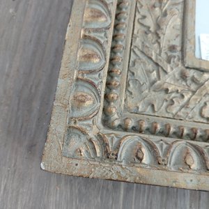 Espejo Rectangular con Marco Ornamentado en Relieve Dorado - imagen 3