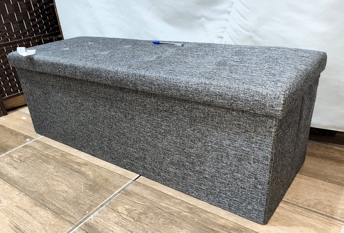 Baúl capitoneado tapizado en tela gris con estructura metálica - imagen 3