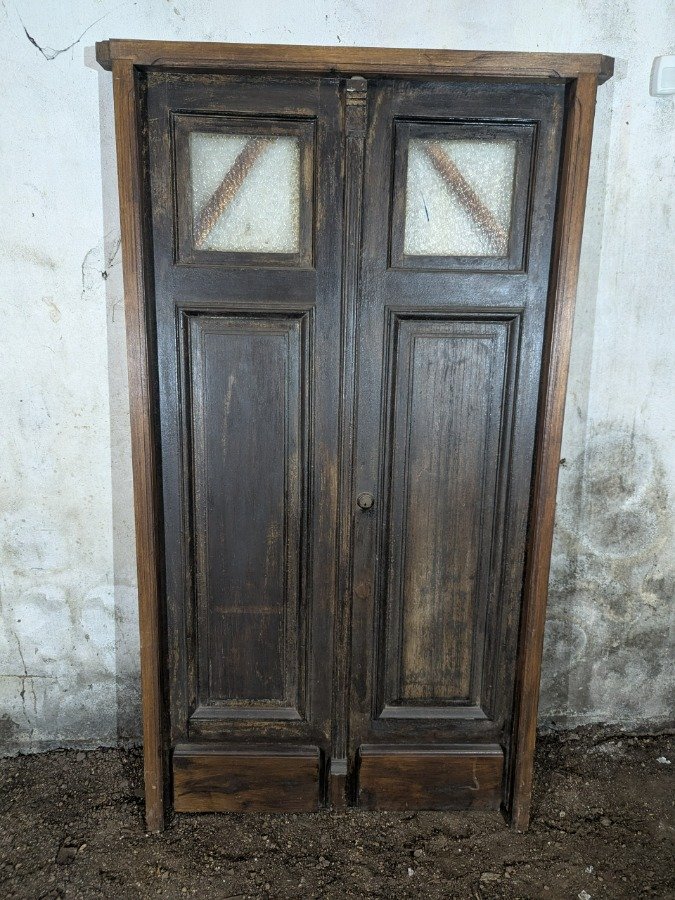 Lote siguiente: Puerta antigua de frente doble hoja y marco