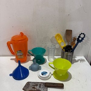 Lote anterior: Jarra Naranja y Utensilios de Cocina Varios