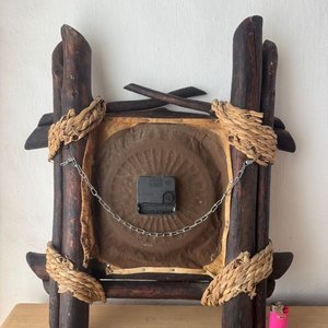 Reloj Artesanal de Madera con Cuerda y Detalles Rústicos - imagen 2