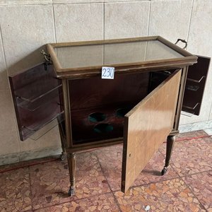 Mesa Bar Antigua con Bandeja de Vidrio y Reparticiones - imagen 3