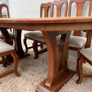 Juego de Comedor: Mesa Oval de Madera Tallada con Tapa de Vidrio y 8 Sillas - imagen 7