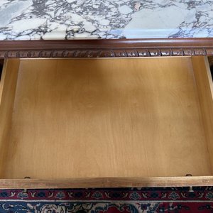 Aparador Antiguo de Madera con Tapa de Mármol y Detalles Incrustados - imagen 10