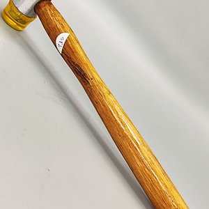 Lote siguiente: Martillo de Goma Amarillo con Mango de Madera