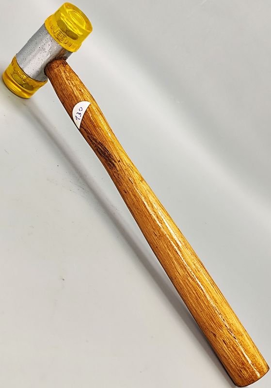 Martillo de Goma Amarillo con Mango de Madera