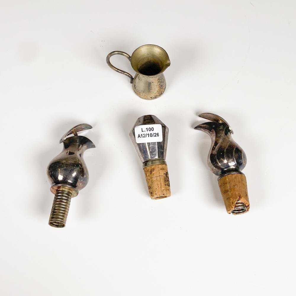 Lote de 4 tapones para botellas y jarrita metálica