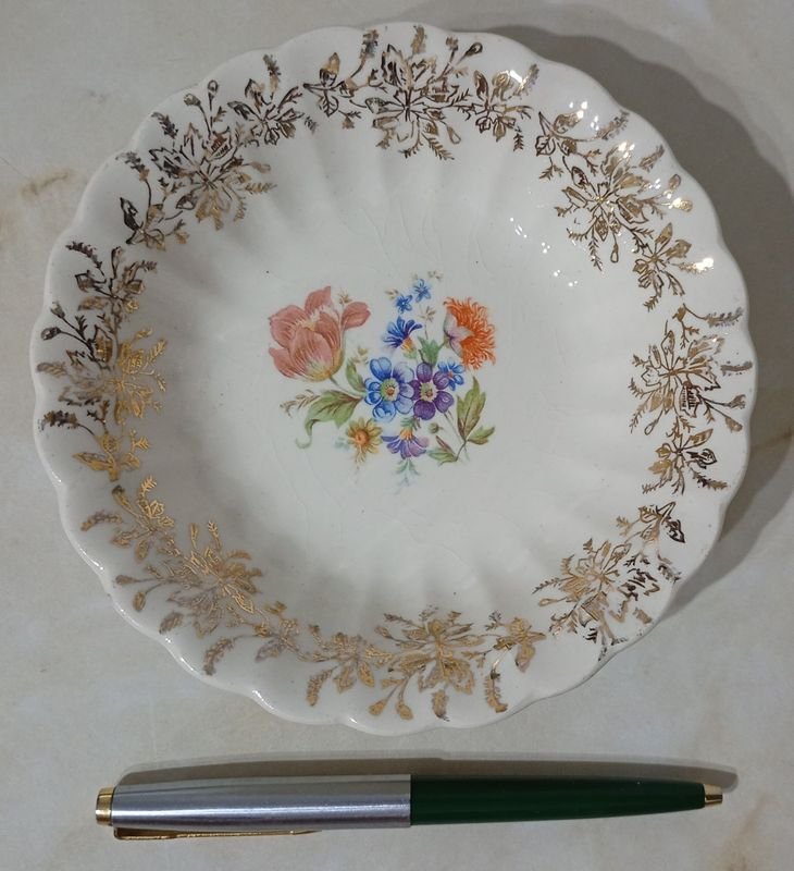 Lote siguiente: Plato de porcelana decorativo hecho en U.S.A.