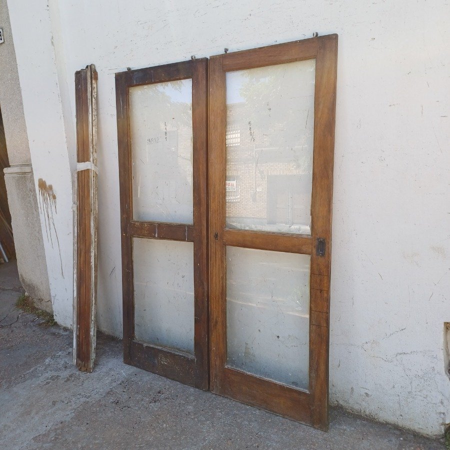 Puerta de madera con ventanas y marco desarmado - imagen 3