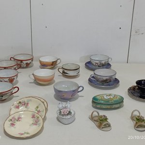 Lote siguiente: Conjunto de 21 piezas de porcelana oriental: tazas, platitos, alhajeros y figuras