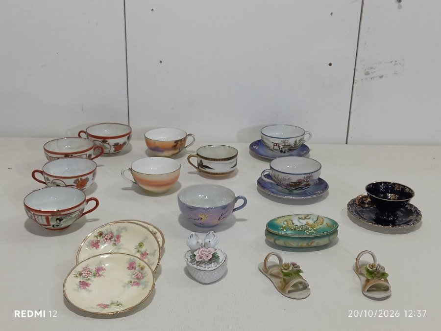 Conjunto de 21 piezas de porcelana oriental: tazas, platitos, alhajeros y figuras