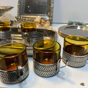 Lote de 23 piezas de bazar y adornos: bandeja, salsera, frutera, vasos ámbar, platos y figuras - imagen 4