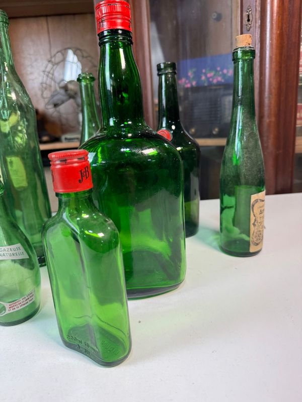 Colección de botellas y vasos de vidrio verde - imagen 10