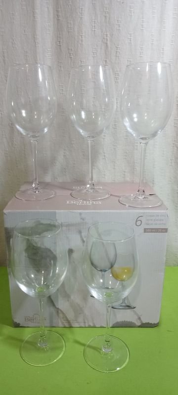 Lote siguiente: Copa de vino super alta de vidrio