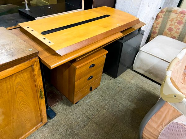 Escritorio de madera con cajonera y tapa superior