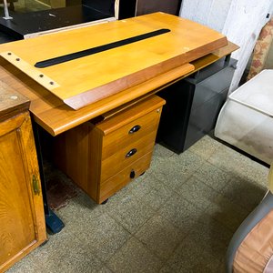 Lote anterior: Escritorio de madera con cajonera y tapa superior