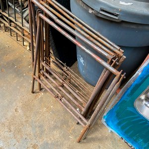 Cinco Caballetes Metálicos Plegables para Construcción o Taller - imagen 3