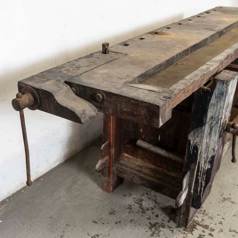 Mesa de trabajo con morsa en mal estado - imagen 2