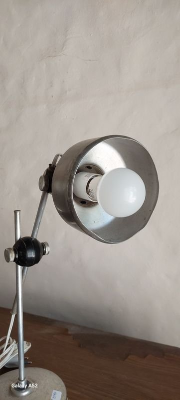 Lámpara de mesa con base de metal y brazos de soporte - imagen 2