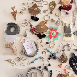 Lote de Bijouterie: Aros y Colgantes Variados - imagen 3