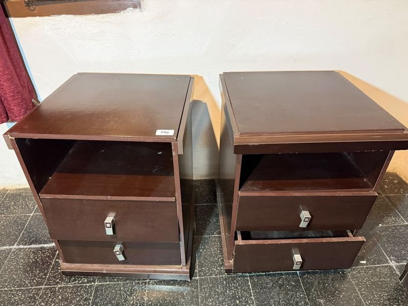 Par de Mesas de Luz de MDF con Dos Cajones y Estante