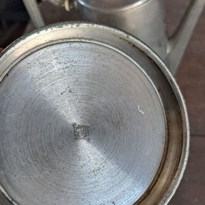 Tetera y Azucarera Metálica Antigua Sellada - imagen 3