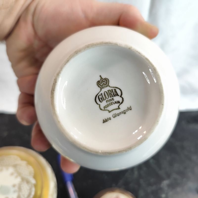 Bombonera antigua blanca y dorada restaurada de 16 cm con tirador roto y chip interno - imagen 10